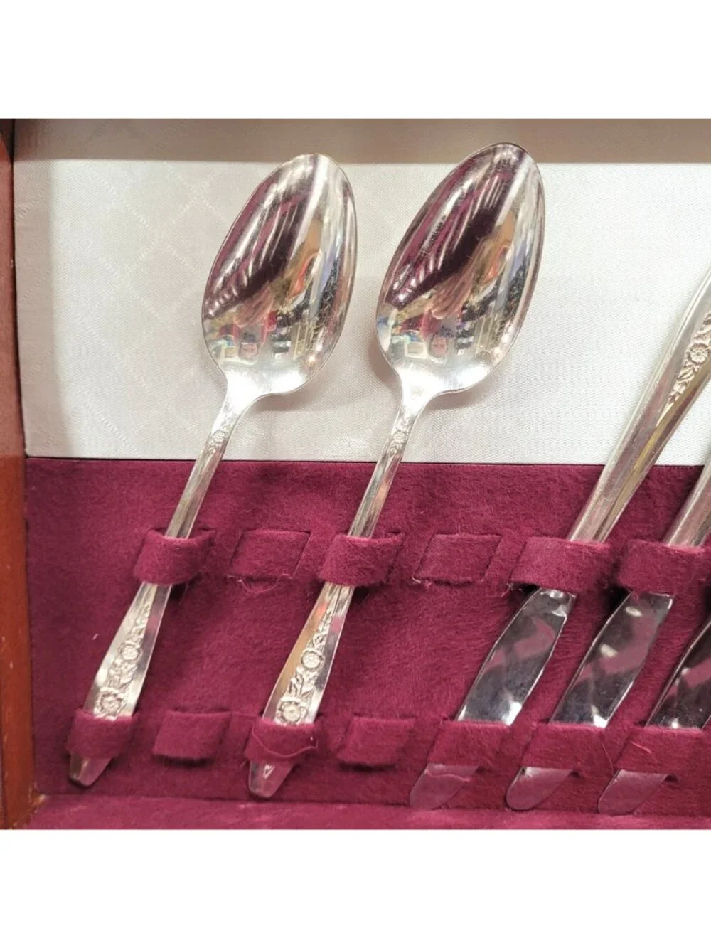 Wm Rogers Son Primrose 53 Pc IS Flatware SilverPlate 1950s In Wooden Chest